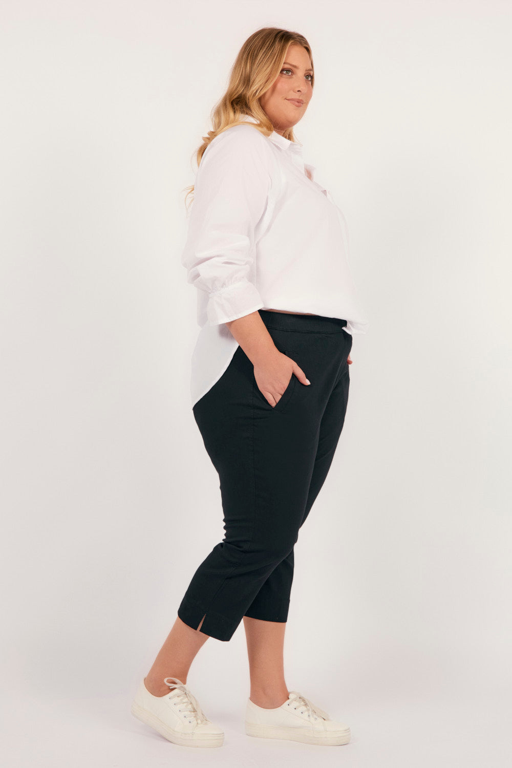 Petite Length Cropped Stretch Capri Pant in Black