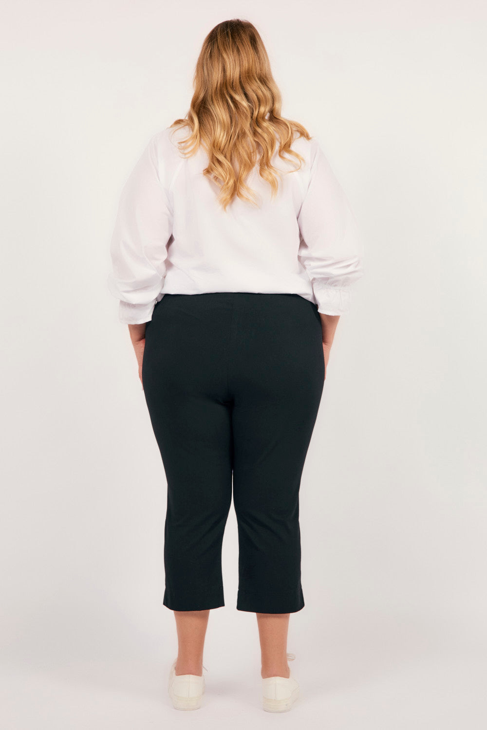 Petite Length Cropped Stretch Capri Pant in Black