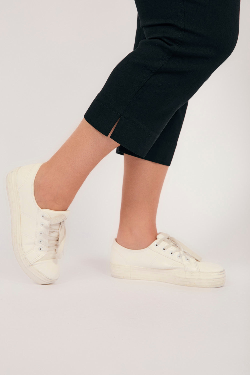 Petite Length Cropped Stretch Capri Pant in Black