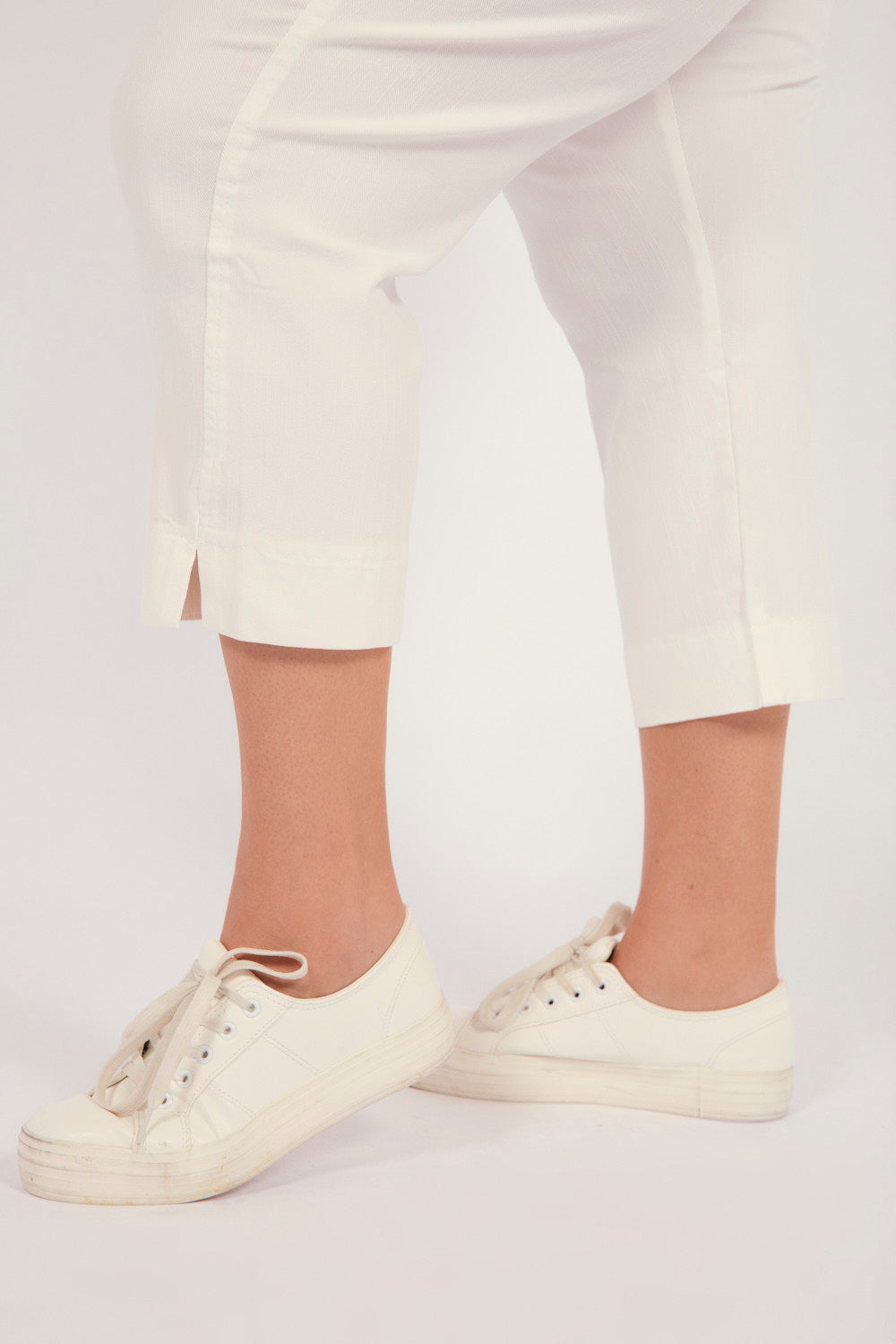 Petite Length Cropped Stretch Capri Pant in White