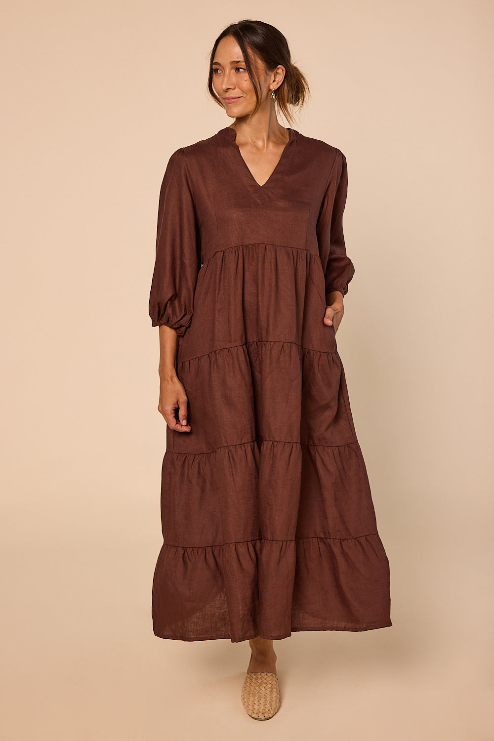 Sabre Linen V-Neck Dress in Raisin