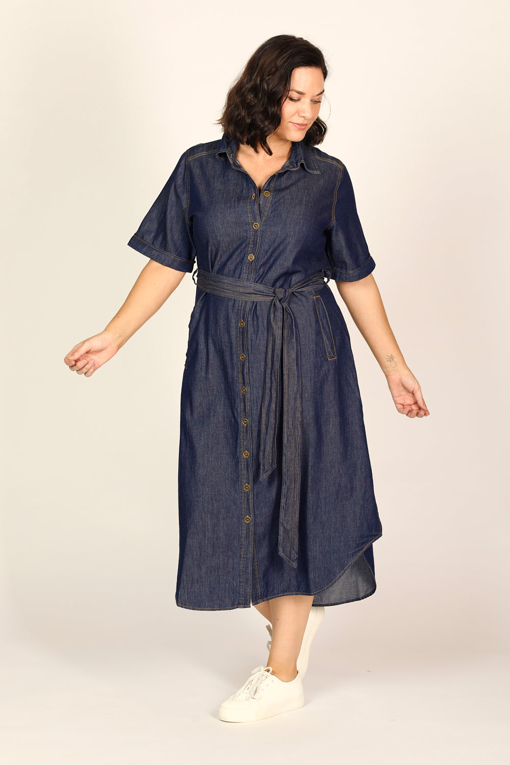 Abbey Chambray Short Sleeve Dress in Dark Wash