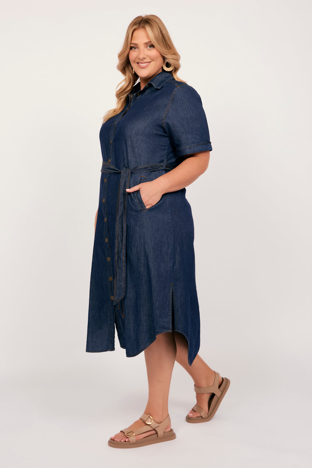 Abbey Chambray Short Sleeve Dress in Dark Wash