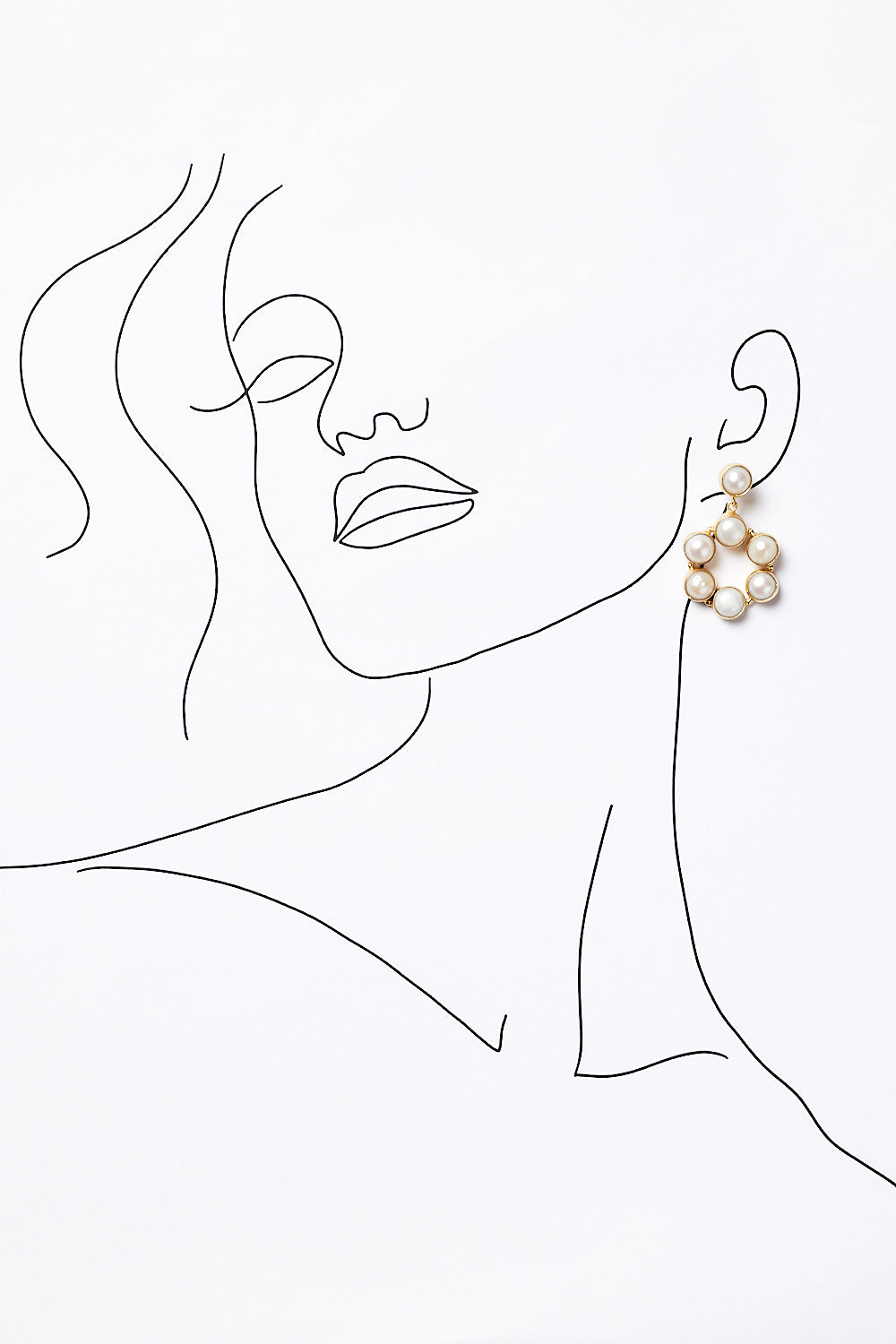 Nylah Flower Earrings in Pearl