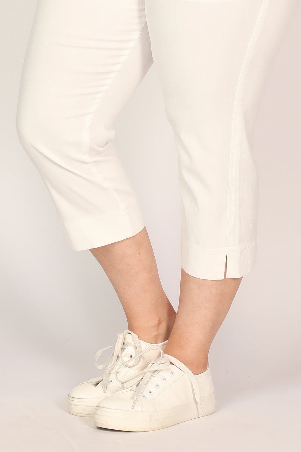 Petite Length Cropped Stretch Capri Pant in White