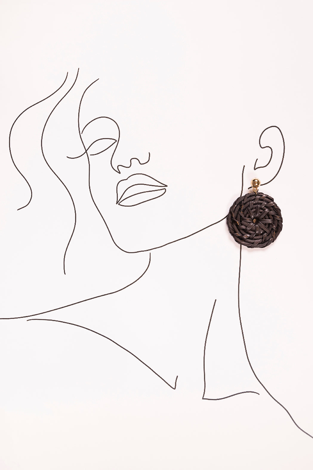 Round Raffia Earrings in Coal