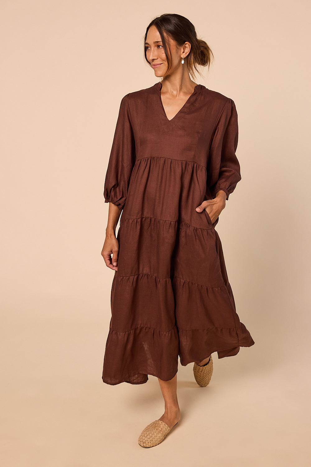 Sabre Linen V-Neck Dress in Raisin